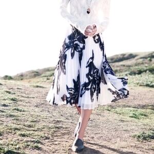 Banana Republic White Blue Floral Pleated Chiffon Midi Skirt Size 0